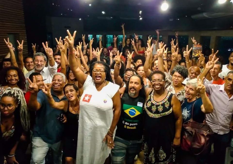 Pelo Bem Viver, meus cabelos desafiam a gravidade e minha ideologia, o militarismo!