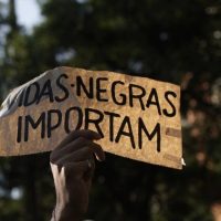 Atos antirracistas: imprensa cobre lá fora, mas apaga racismo no Brasil