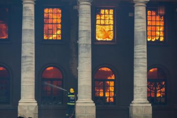 Incêndio na Biblioteca Jagger em Cidade do Cabo destrói acervo de obras africanas único no mundo