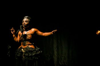 Espetáculo solo Medeia Negra, com Márcia Limma, é exibido no Enxurrada Casa Preta III