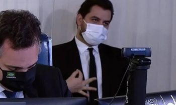 MPF denuncia Filipe Martins, assessor de Bolsonaro, por gesto racista em audiência no Senado