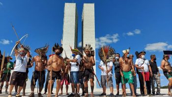 Lideranças indígenas protestam contra projeto que permite a exploração predatória das terras indígenas