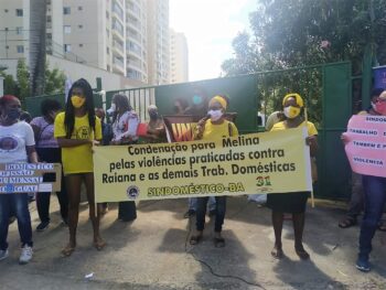 Sindicato das Trabalhadoras Domésticas faz protesto em frente a casa de patroa que agrediu babás em Salvador (BA)