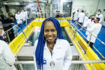 Estudante de física médica se torna primeira brasileira negra premiada por agência nuclear internacional