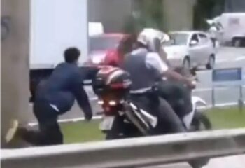 PM é afastado ao puxar homem negro algemado a moto em São Paulo