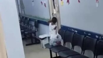 Pediatra impede criança negra de 3 anos de entrar no consultório com a mãe, enquanto o irmão é atendido