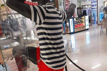 Após acusações de racismo, loja do Shopping Barra retira manequim preto que quebrava vidro