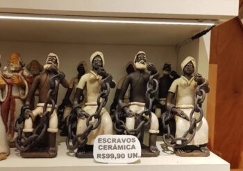 Loja no aeroporto de Salvador vende cerâmica de negros acorrentados como souvenir