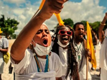 Religiosos de matriz africana protestam contra projeto de urbanização e mudança de nome das dunas do Abaeté em Salvador (BA)