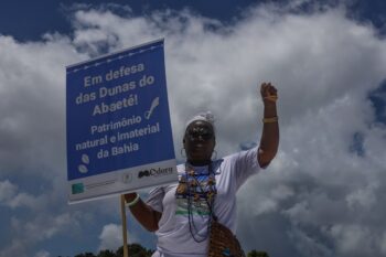 Ato nas Dunas do Abaeté, em Salvador (BA), marca luta contra racismo ambiental e intolerância religiosa
