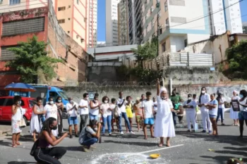 Moradores da Gamboa de Baixo em Salvador, realizam ato em memória de jovens assassinados pela polícia