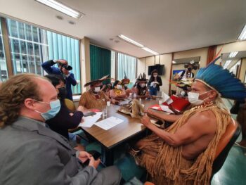 Indígenas protestam em Brasília contra projeto de lei que libera o garimpo em terras preservadas