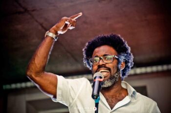 Poeta Marginal, Sandro Sussuarana lança seu segundo livro no Sarau da Onça em Salvador  