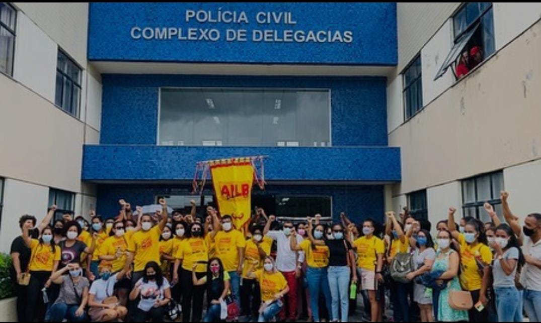 Professores de Feira de Santana registram B.O. contra agressões sofridas na ocupação à Prefeitura