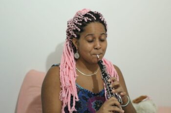 Musicista baiana faz vaquinha para custear tratamento de saúde e voltar a tocar
