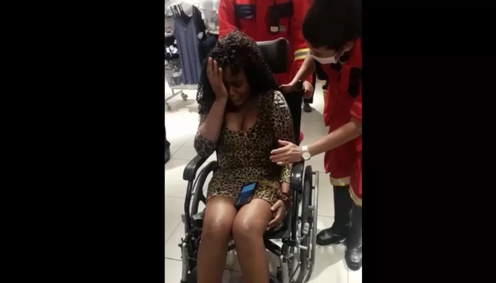 Mulher passa mal e fratura o pé após ser vítima de racismo em Loja da Renner em Salvador (BA)