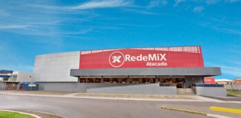 Seguranças da RedeMix agridem adolescentes negros e acusam de roubar pacote de biscoito em Simões Filho (BA)