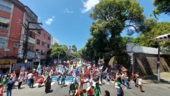 Em mobilização nacional, estudantes vão às ruas em defesa da educação