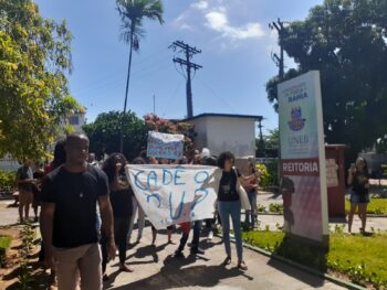 Estudantes da UNEB realizam manifestação pela abertura do Restaurante Universitário