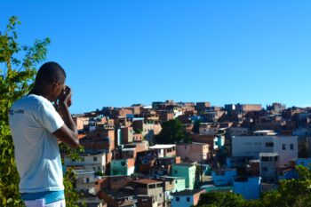 Programa Corra pro Abraço participa da Flica com lançamento de livro, exposição fotográfica e mesa sobre Redução de Danos