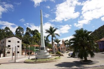Criança de 7 anos testemunha feminicídio da mãe na noite de Natal, em Minas Gerais