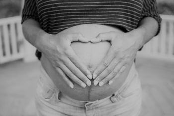 Projeto de Lei busca reconhecer cuidado materno como trabalho e garantir aposentadoria das mães que ficam sem trabalho formal para cuidar dos filhos