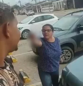 Mulher que fez ofensas racistas contra motoboy em Rio Branco (AC) deu entrada em hospital psiquiátrico