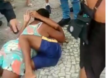 “Ele só tem 16 anos”, gritava mãe que se jogou sobre o filho no chão para protegê-lo da Guarda Municipal do Rio de Janeiro