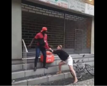<strong>Ex-jogadora de vôlei, Sandra Mathias Correia de Sá, agride com “chicotadas” entregador negro no Rio de Janeiro</strong>