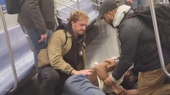 Homem negro é estrangulado até a morte por ex-militar no metrô de Nova York