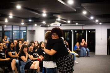 Programa oferece vagas no curso de programação com prioridade para mulheres negras, trans e travestis
