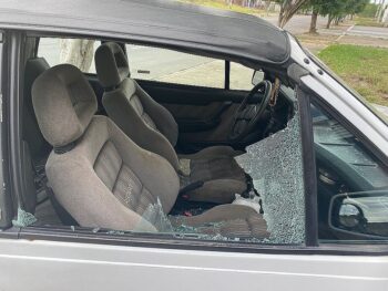 Homem que apedrejou carro da jornalista trans na Bahia é identificado pela polícia