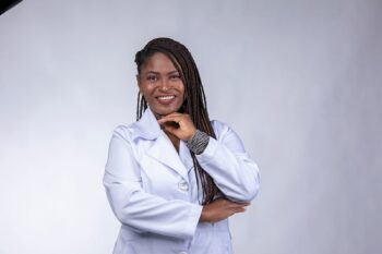 Ginecologista Jaqueline Neves comenta afirmação racista de Helena Malzac, sobre odor nas partes íntimas de mulheres negras