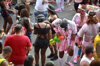 Sancionada lei que proíbe uso de pistolas de água durante o Carnaval e festas de rua na Bahia