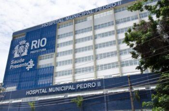 Homem negro, com pernas amputadas,  foi abandonado  na frente de um hospital do Rio de Janeiro