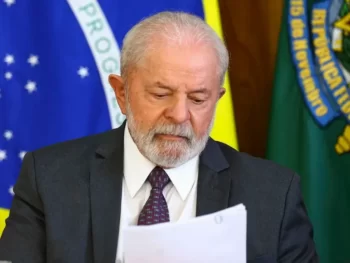 Pressão por mulher negra no STF aumenta e Lula permanece indiferente