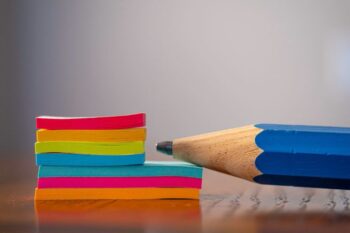 Cartilha educativa é lançada com o objetivo de promover inclusão da comunidade trans e travestis  nas escolas