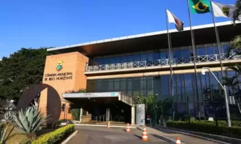 Câmara de Belo Horizonte aprova  projeto que proíbe pessoas trans e não binárias de usarem banheiros em templos religiosos