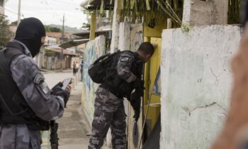 Estudo do Ipea constata que busca da polícia por drogas é maior em domicílios de pessoas negras, e sem autorização judicial prévia