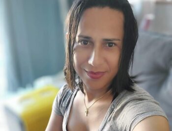 Mulher trans é afastada do cargo de diretora de escola após ter identidade de gênero e informações pessoais expostas
