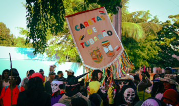 Exposição “9 Anos Fazendo Careta” celebra tradições e resistência no Subúrbio Ferroviário de Salvador (BA)