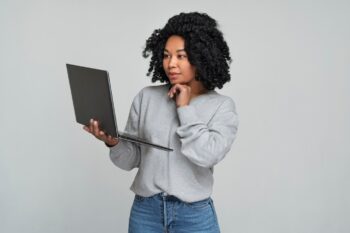 {reprograma} está com inscrições abertas para curso do JavaScript com foco em back-end destinado a mulheres