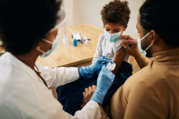 Campanha de vacinação contra dengue acontece no Shopping da Bahia, em Salvador (BA)