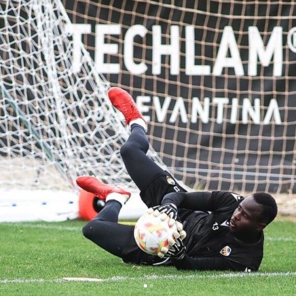 Goleiro que reagiu a racismo de torcida em partida na Espanha é suspenso