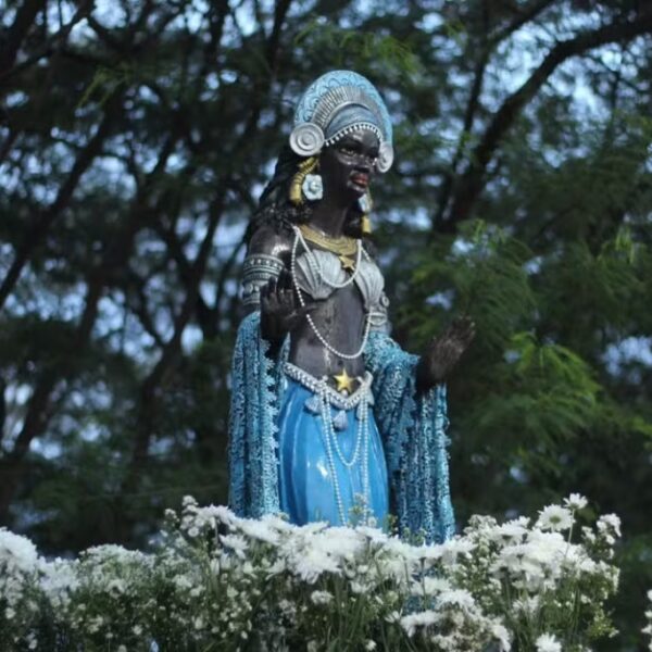 Imagem recém inaugurada de Iemanjá  negra em Teresina (PI) é alvo de ataques e ameaça de depredação