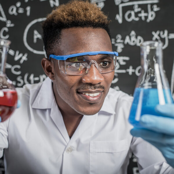 Edital Black STEM oferece bolsas no exterior para estudantes negros brasileiros, das áreas de ciências, tecnologia, engenharia e matemática