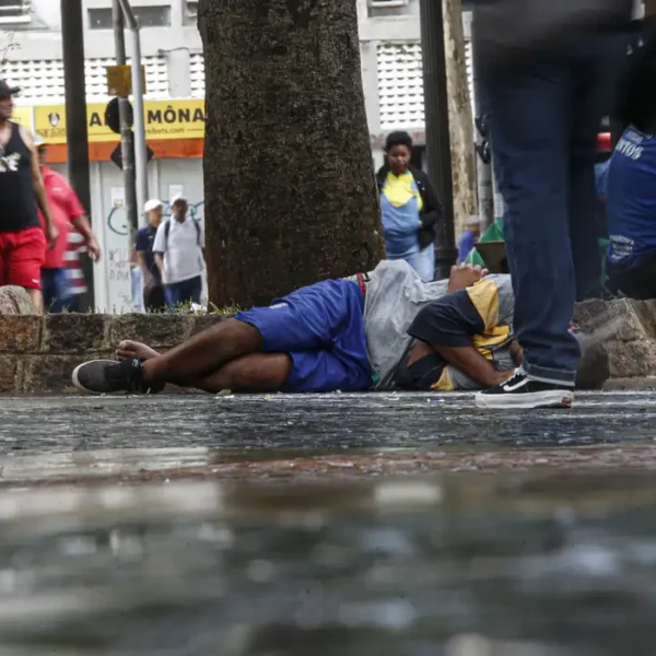 Brasil registra mais de 6 mil violações de direitos contra pessoas em situação de rua em 2024