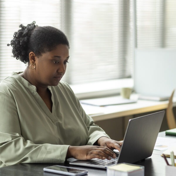 Programa gratuito para desenvolvimento web e inteligência artificial é destinado a mulheres do Norte e Nordeste