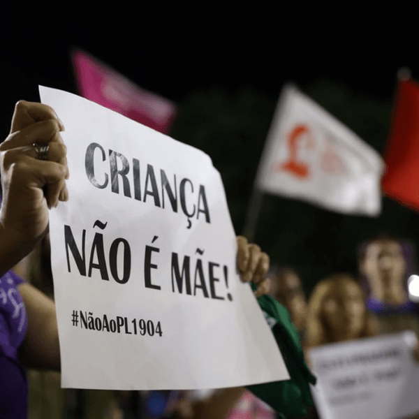 Manifestantes vão às ruas em ato contra projeto de lei que equipara aborto a homicídio