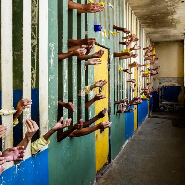 Conselho Nacional de Justiça promove mutirão carcerário para reavaliar condenações por porte de maconha, seguindo a nova diretriz do STF